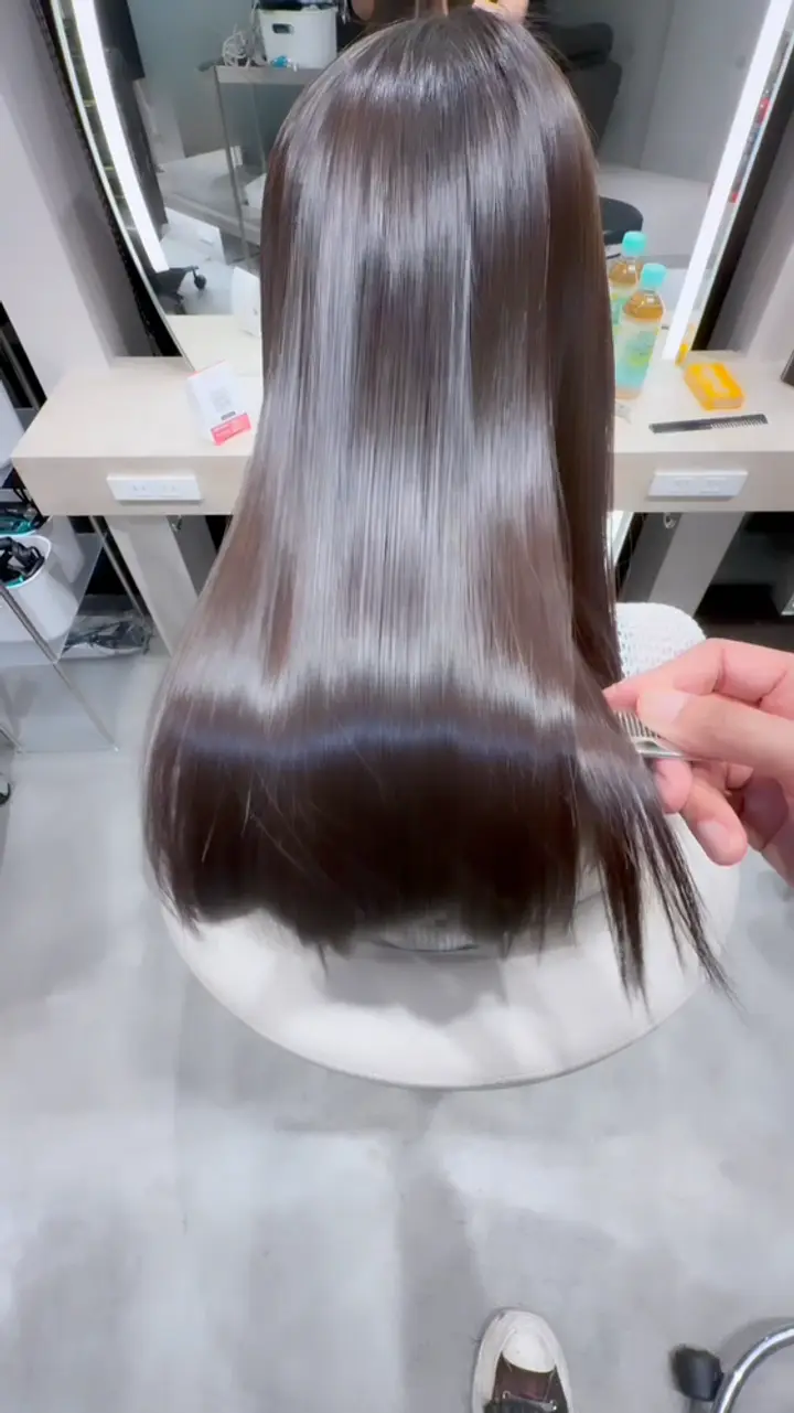 艶のあるストレートヘア 2